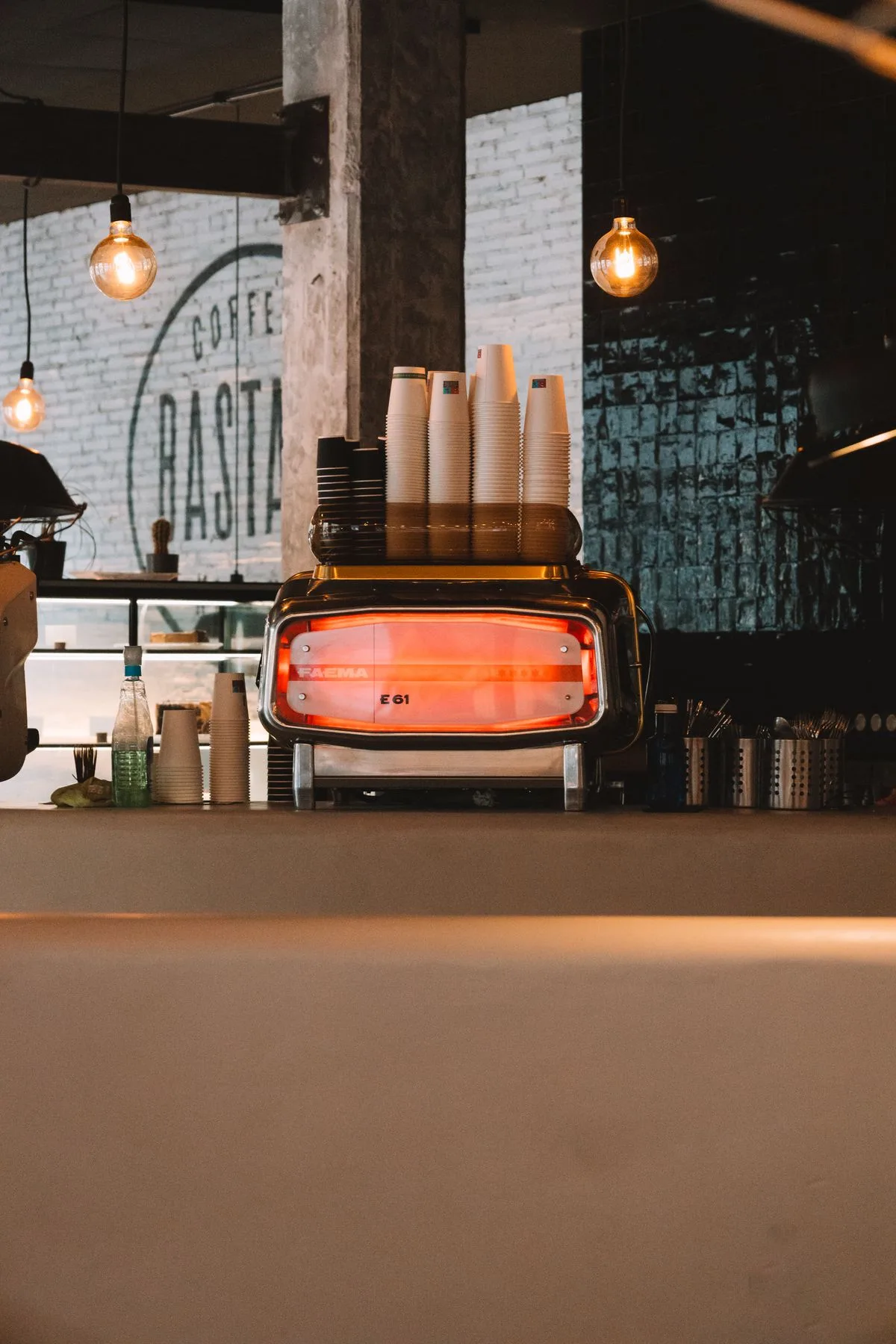 Le comptoir d’un petit café avec une machine à expresso