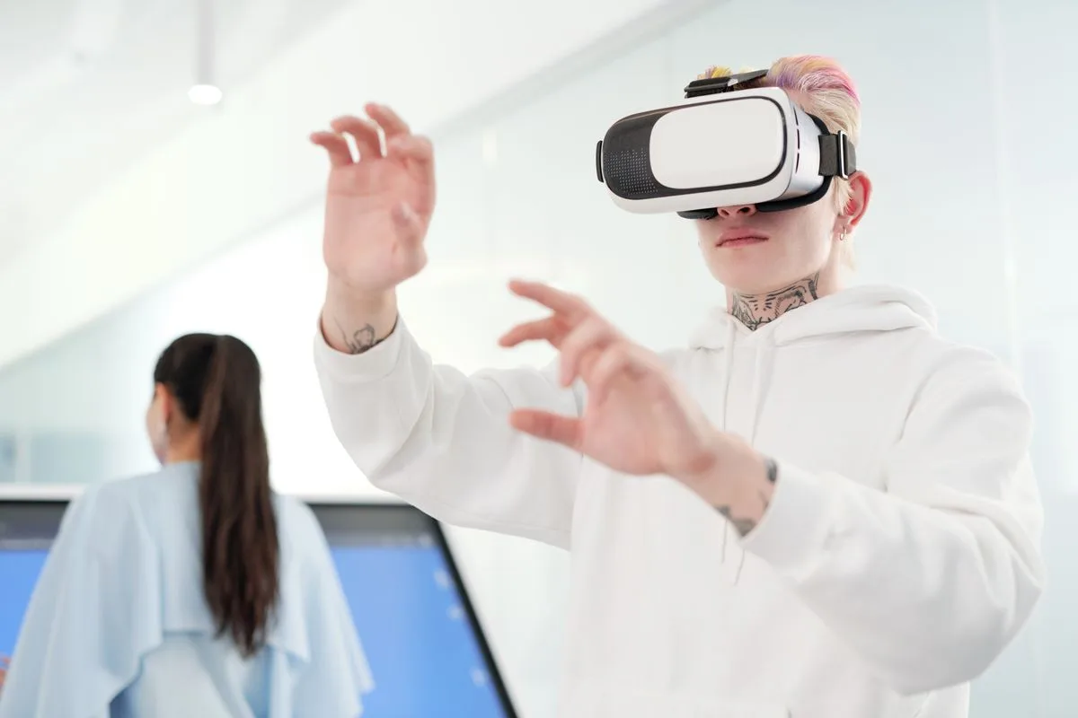 Une personne portant un casque de réalité virtuelle