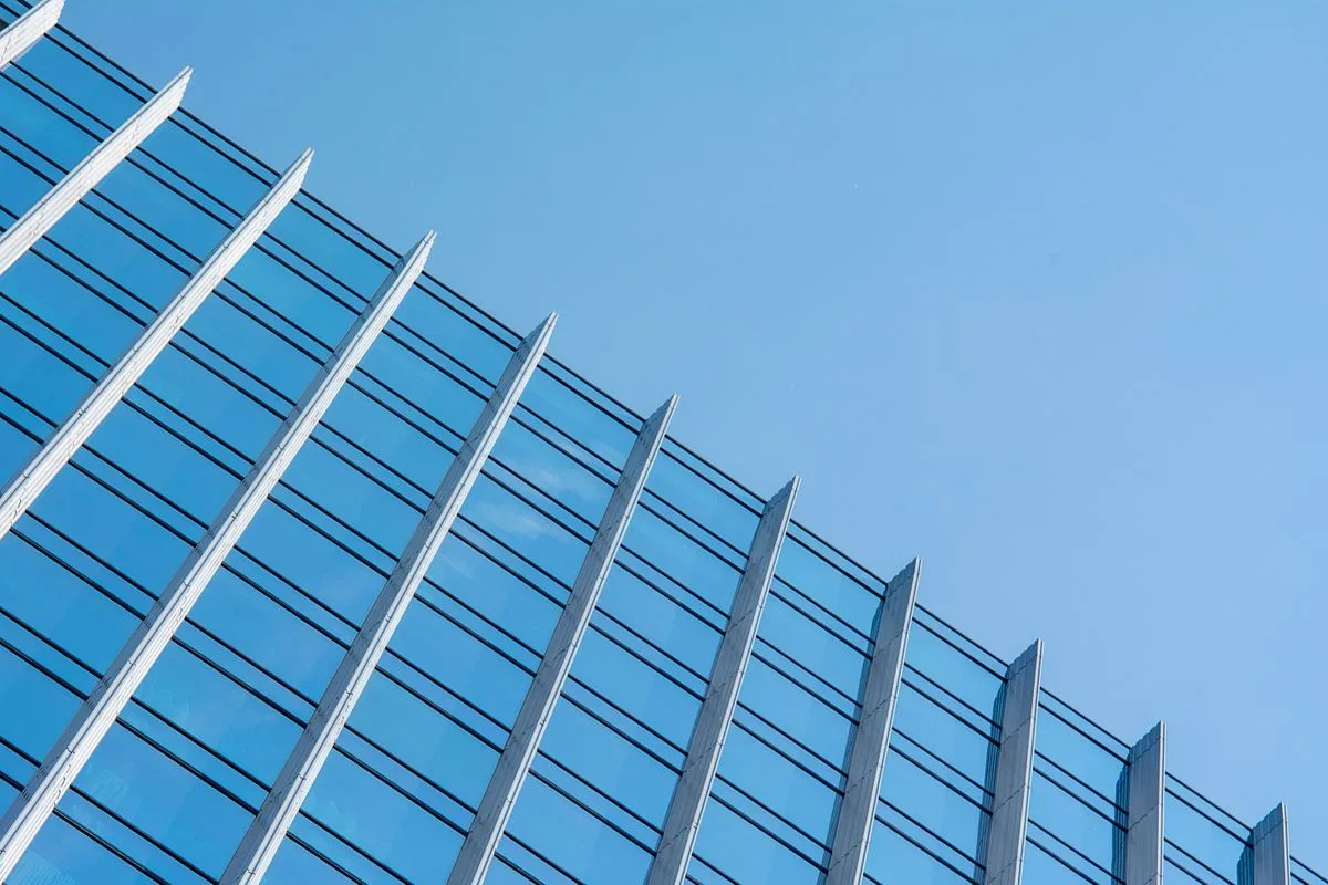 Un édifice civique moderne sous un ciel bleu