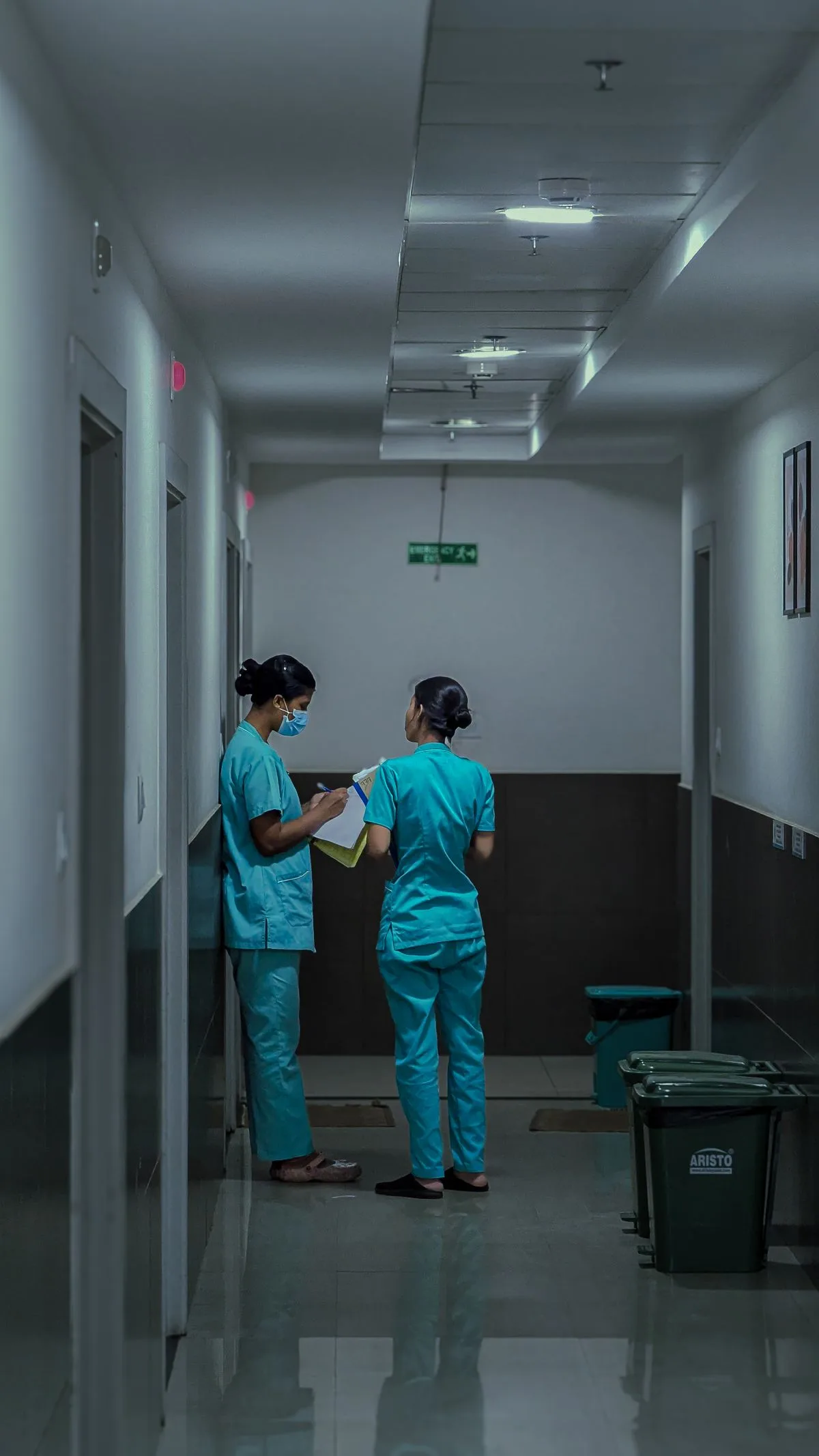 Des professionnels de la santé dans un couloir d’hôpital