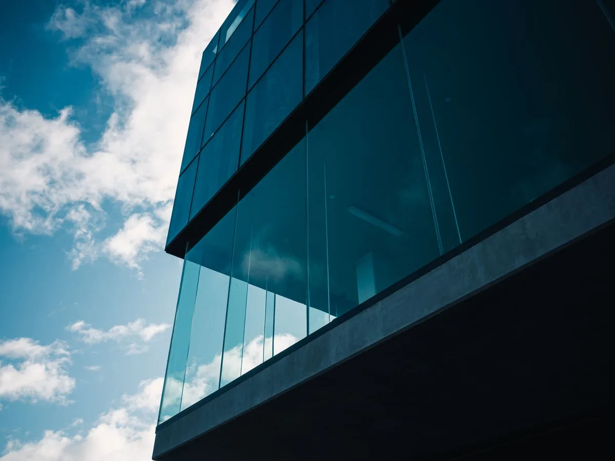 La façade de verre d’un bâtiment moderne